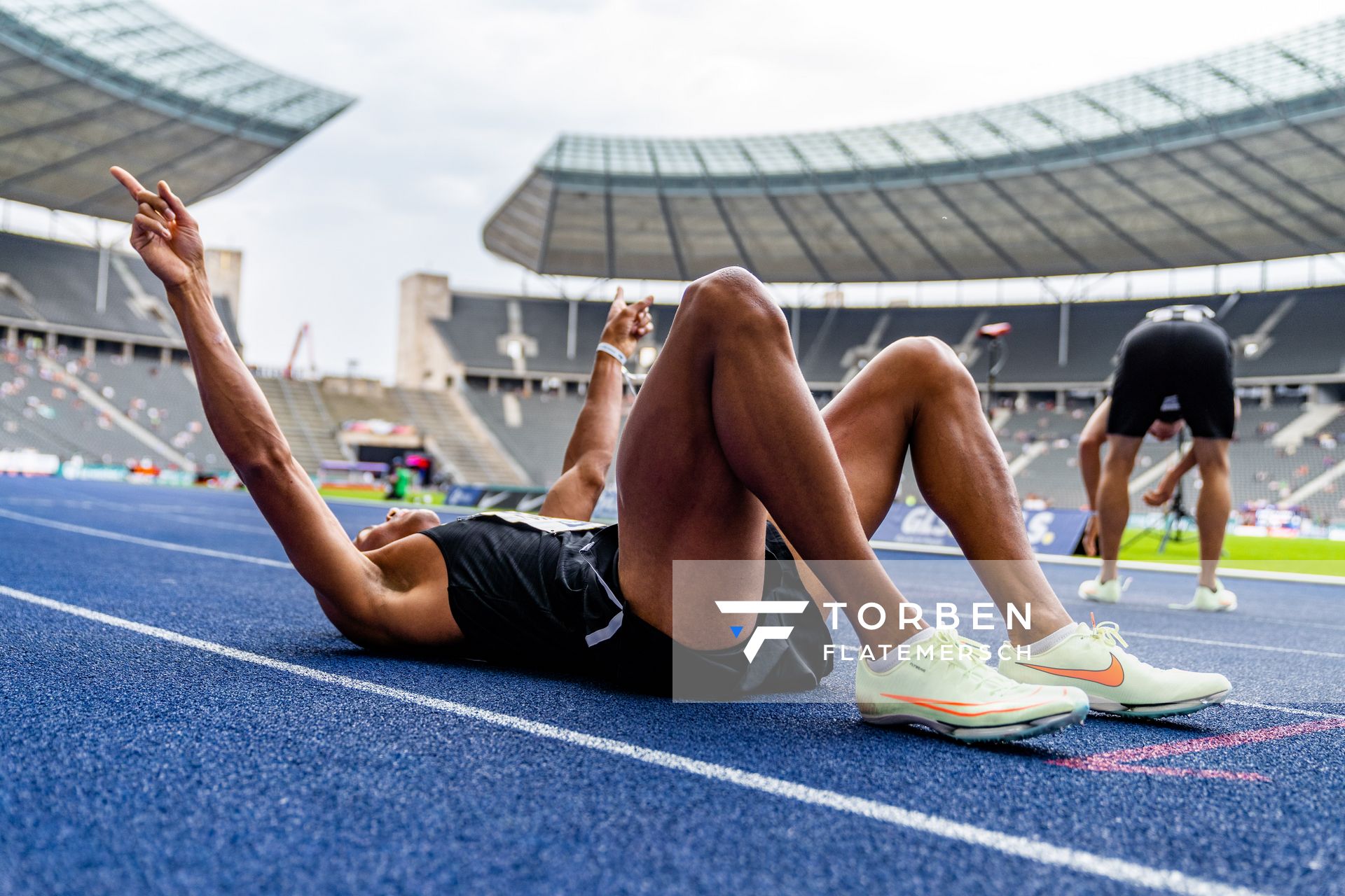 Malik Diakite (Hannover 96) nach dem 400m Halbfinale waehrend der deutschen Leichtathletik-Meisterschaften im Olympiastadion am 25.06.2022 in Berlin